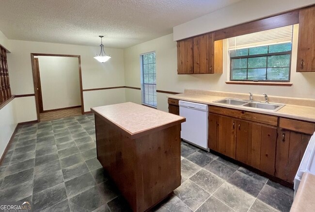 Building Photo - 204 Tanglewood Dr