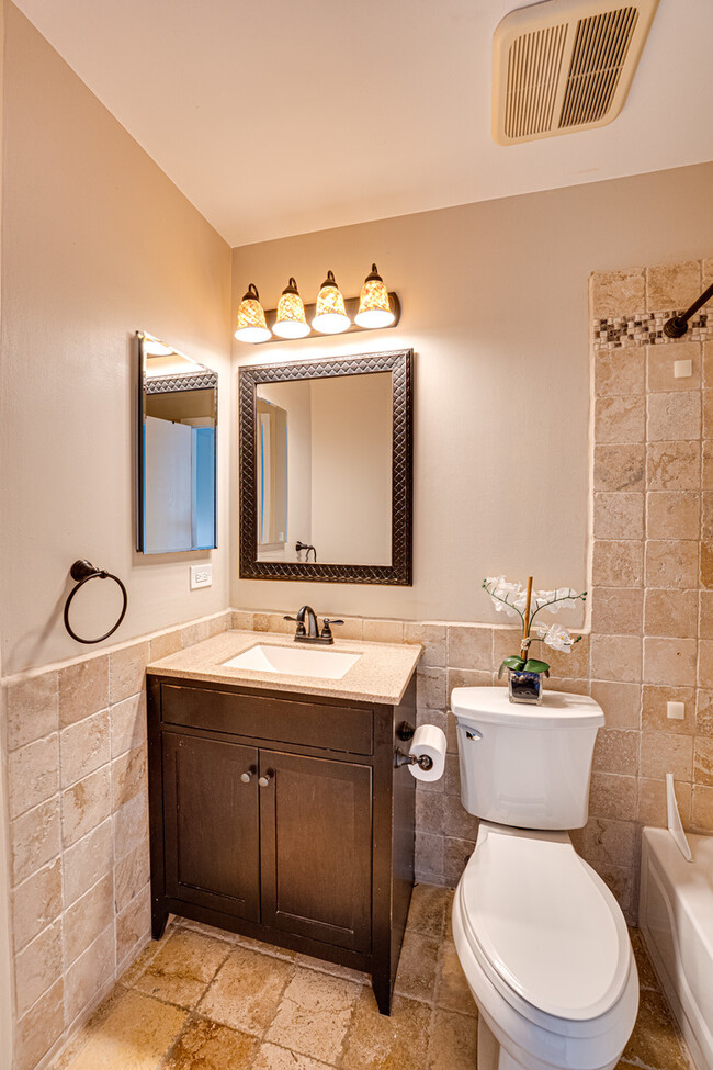 Building Photo - 1633 Hilton Head Dr