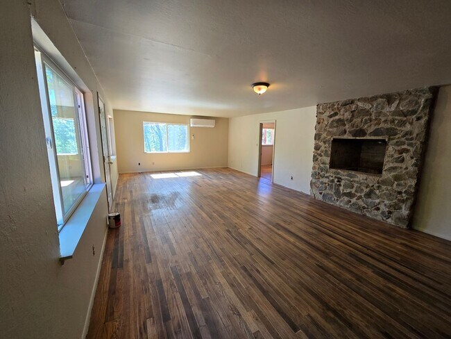 Building Photo - charming 3-bedroom, 2-bathroom home with l...