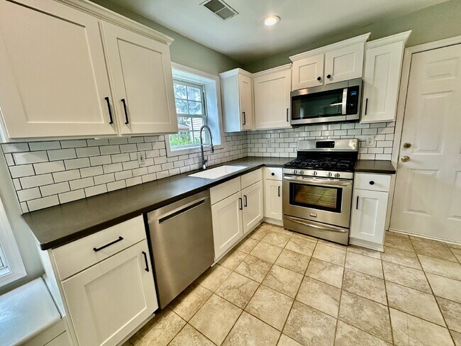 Building Photo - Bright and Airy Three Bedroom Home in Lake...