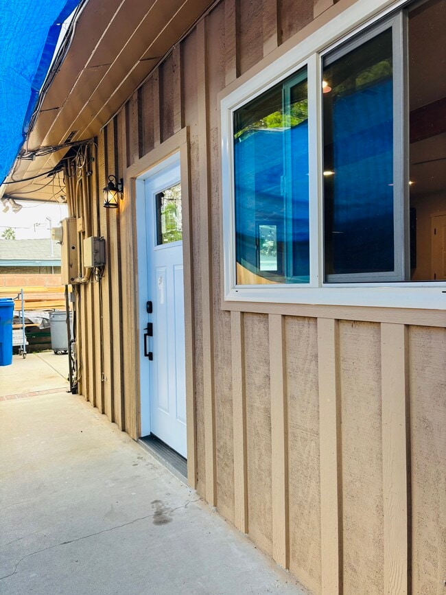 Building Photo - 1550 N Cypress Ave