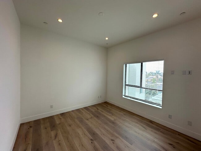 Building Photo - Beautiful Modern Luxury 4 Story Townhome -...