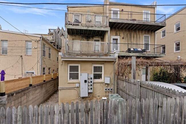 Building Photo - 2021 E Baltimore St