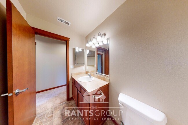 Building Photo - Beautiful Home In Puyallup! Easy JBLM Comm...