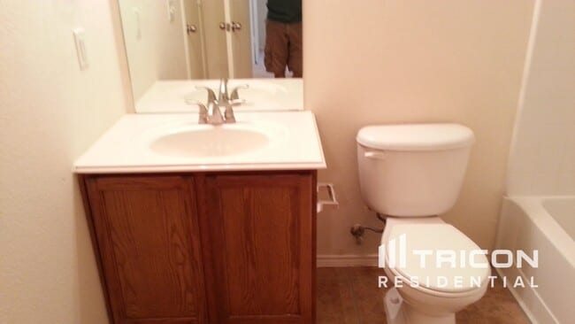 Building Photo - 704 River Run Dr