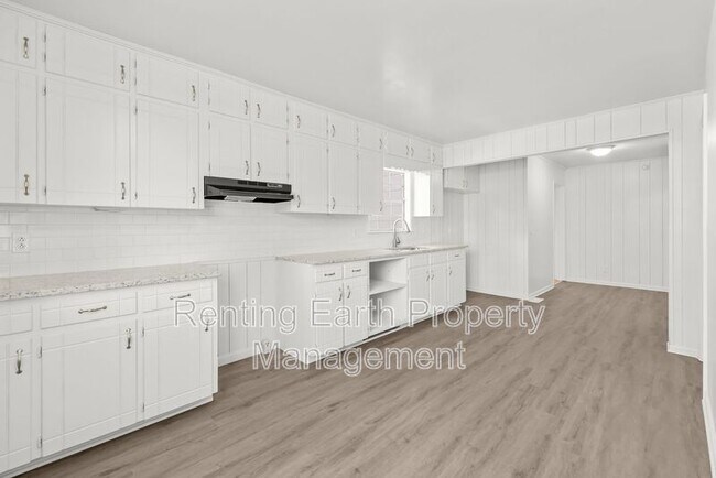 Building Photo - 1820 33rd St Ensley