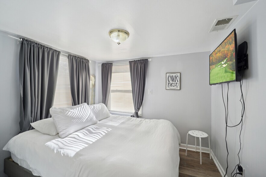 Building Photo - 2117 S Nelson St