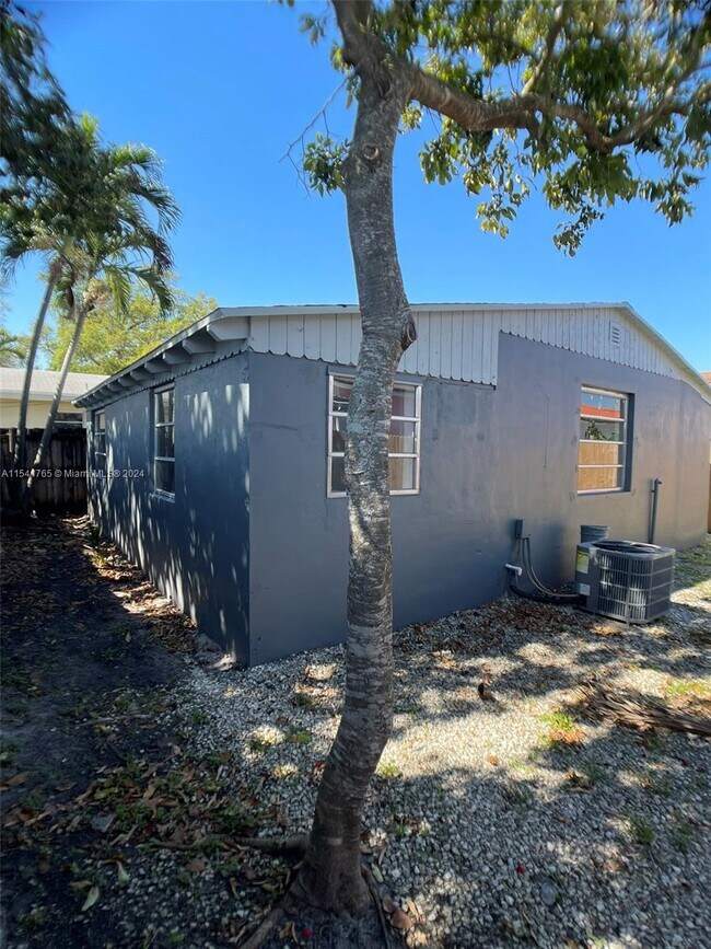Building Photo - 2919 SW 25th Ter