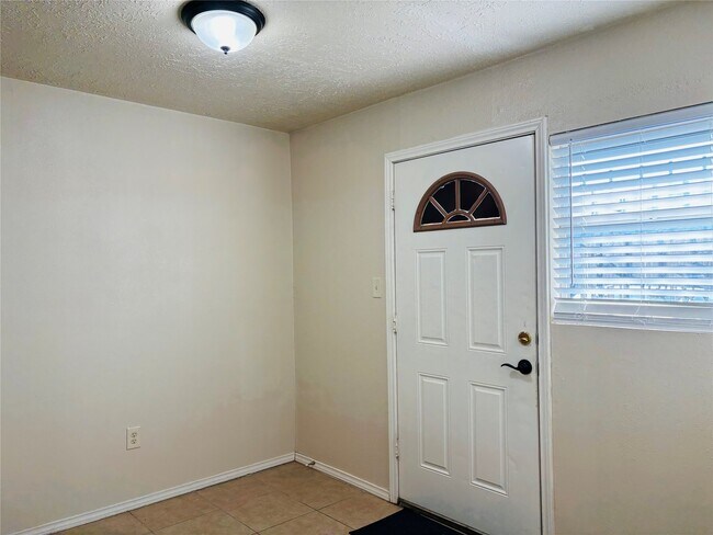 Building Photo - 12409 Sharpview Dr