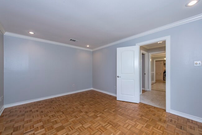 Building Photo - 8003 Sharpview Dr