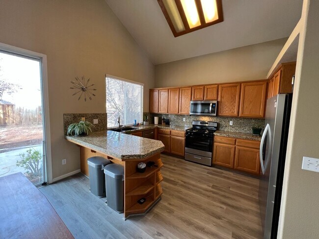 Building Photo - 3 bedroom + a loft in desirable Manteca!