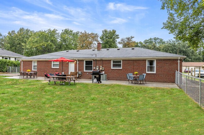 Building Photo - 8254 Mary Ann Ave