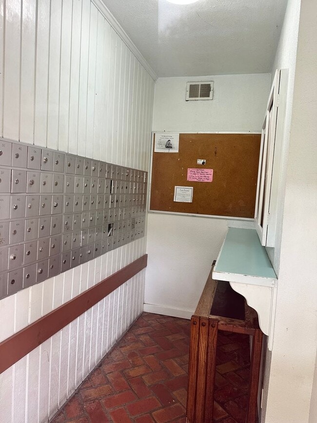 Building Photo - UPSTAIRS 1 BEDROOM CONDO FOR LEASE- GATED ...