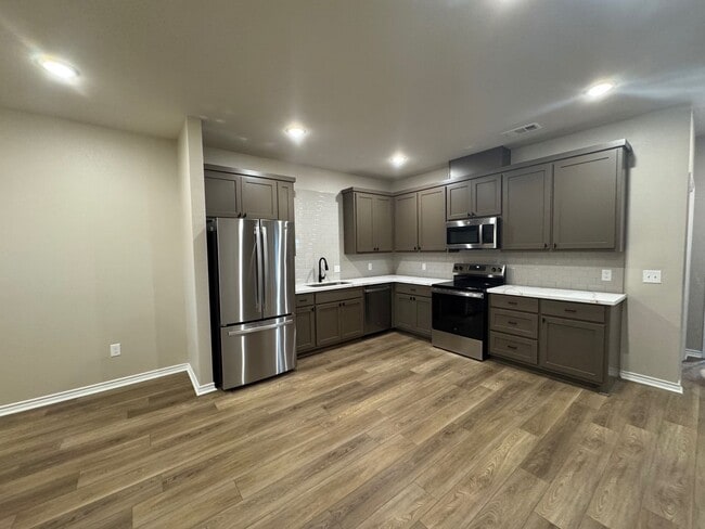Building Photo - 206 S Tucker Ln