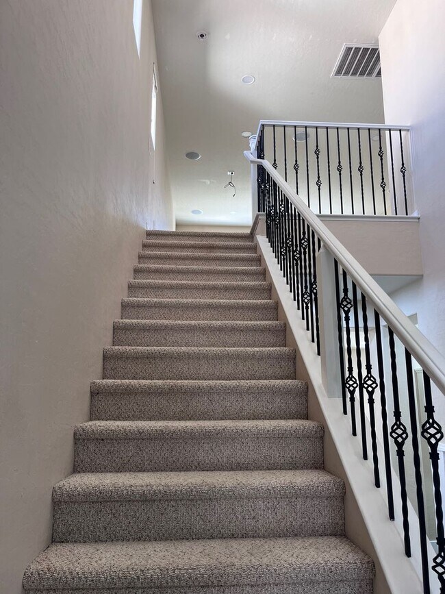 Building Photo - Wonderful 4-Bedroom Home with Loft & Den i...