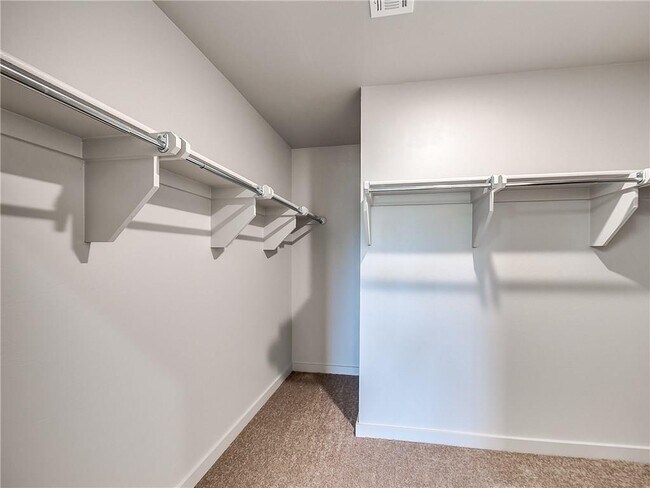 Building Photo - 1270 Lakeview Dr