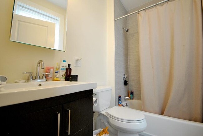 Building Photo - 2 Larose Pl