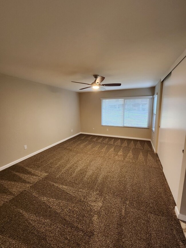 Building Photo - Beautiful 3 Bedroom Townhouse in Timberlane