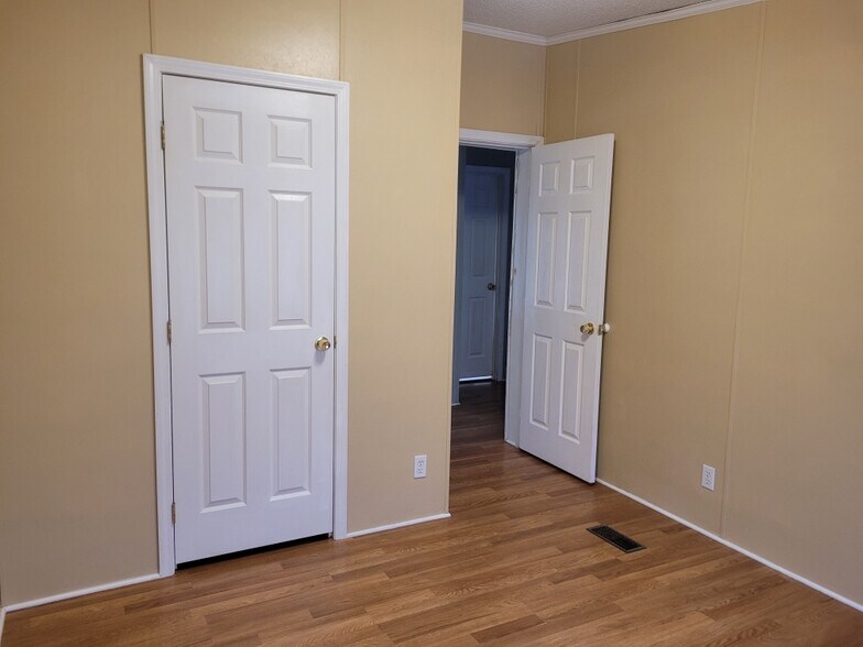 Building Photo - 22696 Lakeway Hbr