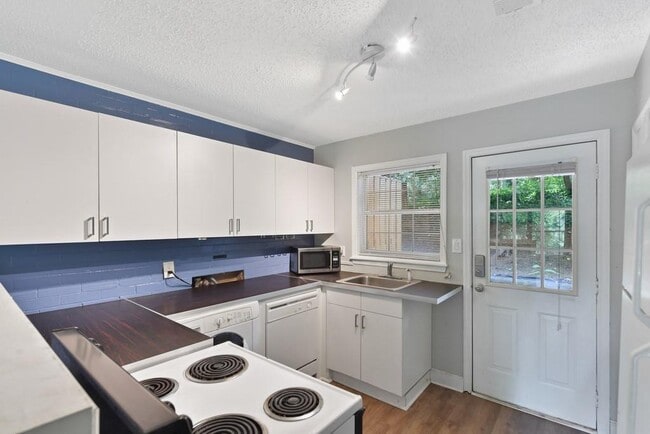 Building Photo - 326 Mathews Ave NE