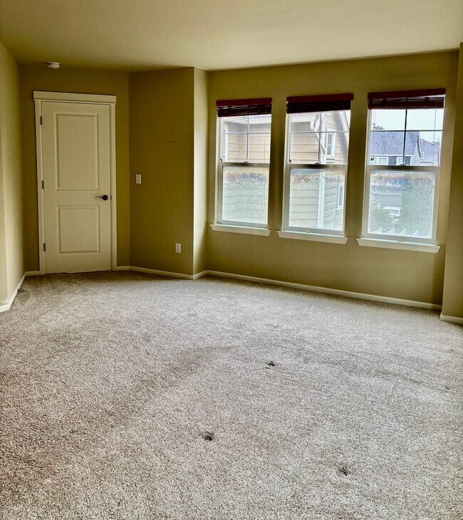 Building Photo - 4 Bed / 2.5 Bath Kirkland single family home $3,795/mo