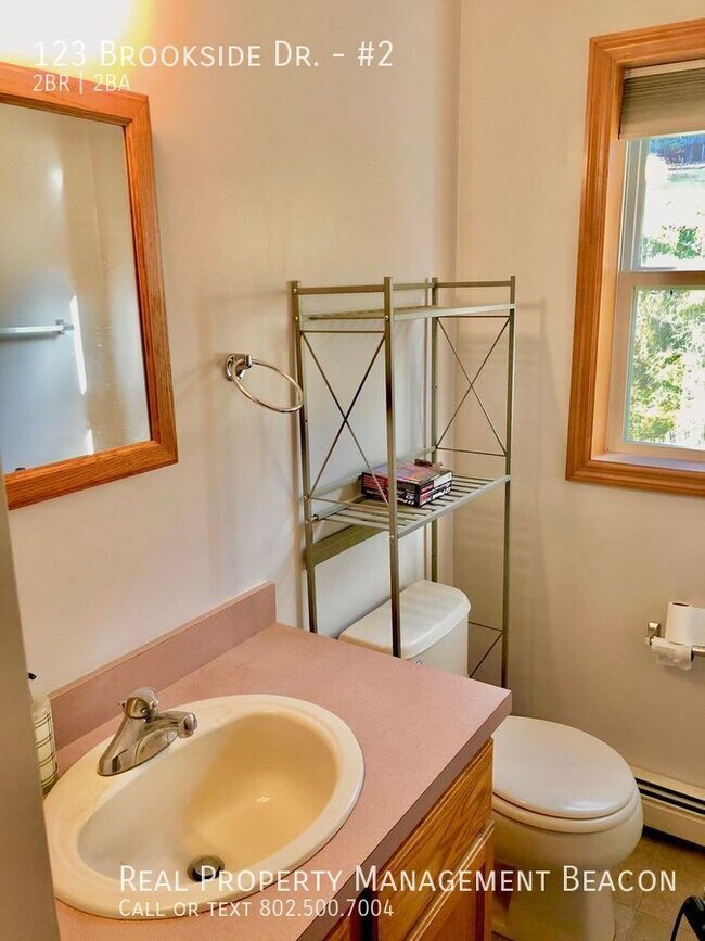 Building Photo - White River Junction - 2 Bed/2 Bath Duplex...