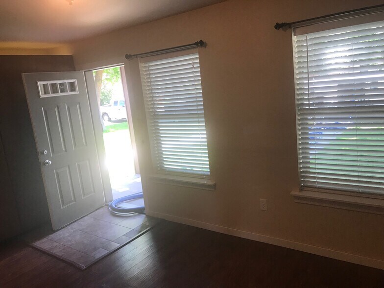 Building Photo - 1220 W Bismark Ave