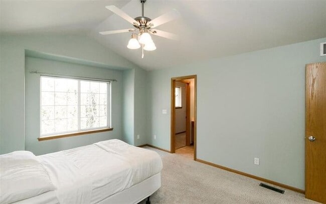 Building Photo - $1,975 | 3 Bedroom, 2.5 Bathroom Town Home | Pet Friendly* | Available for an August 1st, 2026 Mo...