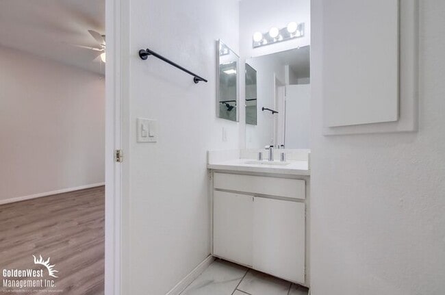 Building Photo - Updated 2Bdm 2Ba Condo in Windsor Chalet C...