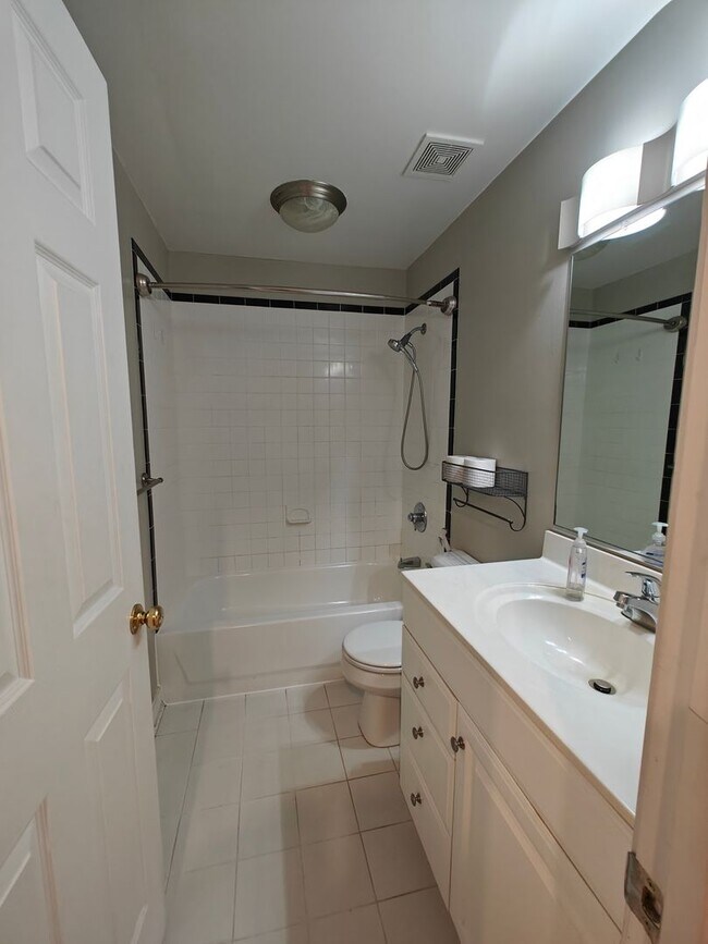 Building Photo - Large 2 bedroom one level condo on first f...