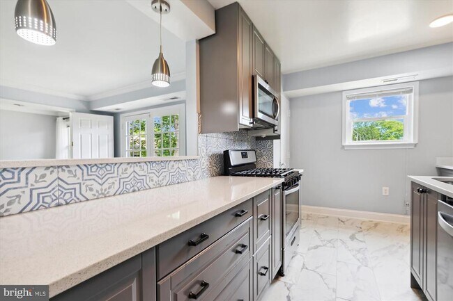 Building Photo - 5909 Quantrell Ave