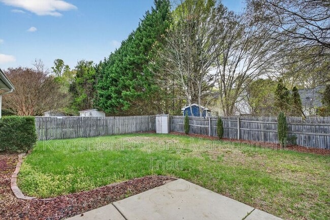 Building Photo - 10 Manor Ridge Ct