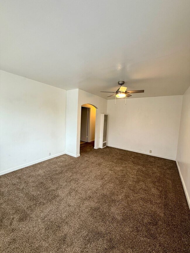 Building Photo - 462 S Shasta St
