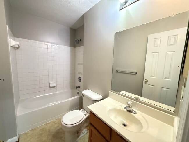 Building Photo - Updated 3-Bedroom Townhome in Aberdeen