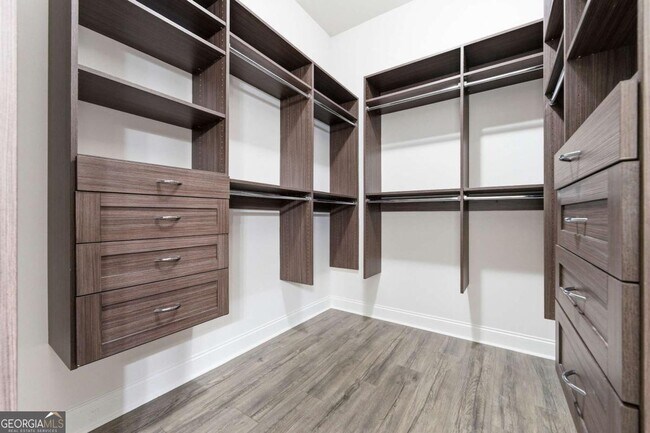 Building Photo - 2025 Abbey Rd