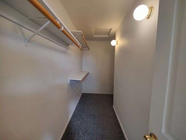 Building Photo - Spacious 3 bedroom 2.5 Bath Townhouse with...