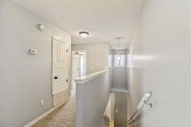 Building Photo - Exquisitely Renovated End Unit Townhome Ju...