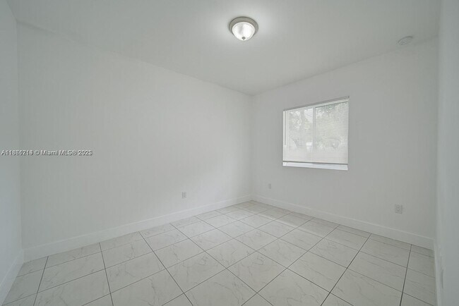 Building Photo - 14750 NE 7th Ave