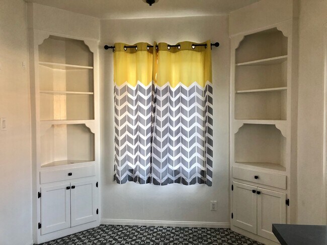 Dinning area - 3200 McCarthy Dr