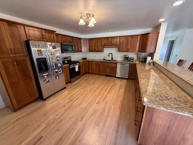 Building Photo - 3 Bed 2 Bath Large Beautiful Home