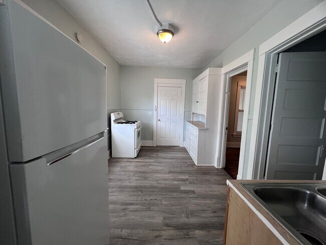 Building Photo - Upper One Bedroom - Close to Downtown Gran...