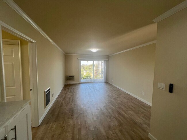 Building Photo - Newly Renovated 3rd Floor with View - One ...