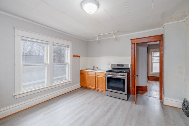 Building Photo - 132 W 14th Ave