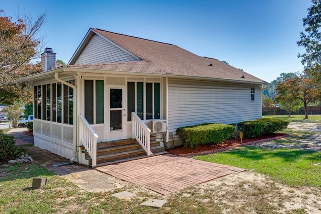 Building Photo - Delightful 3-bedroom, 2-bathroom home loca...