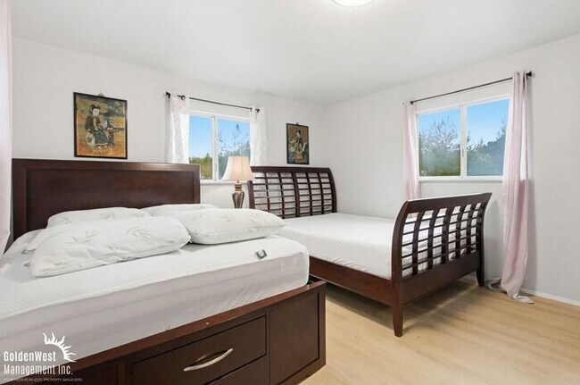 Building Photo - Beautifully Updated 3Bdm 3Ba Unfurnished Main Home of Duplex with Views in Cardiff By the Sea!