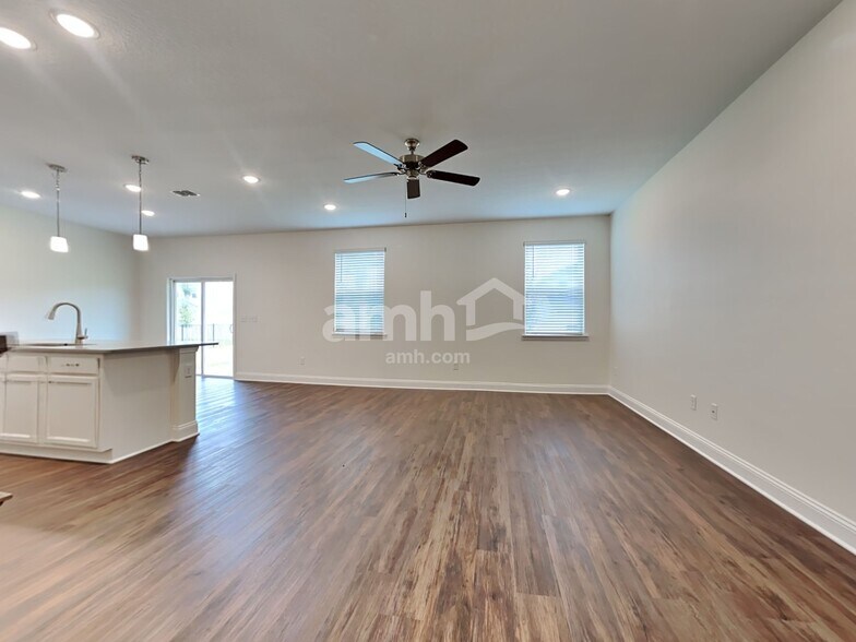 Building Photo - 518 Onate Cir