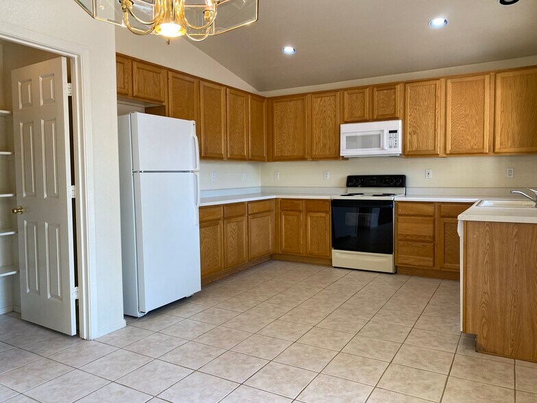 Building Photo - 763 W Canary Way