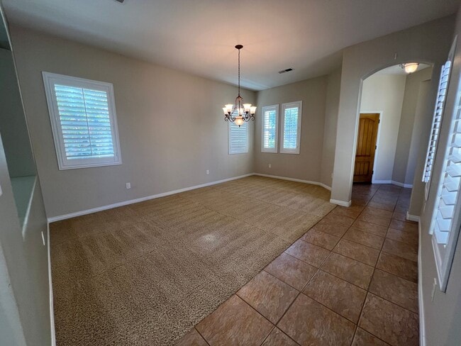 Building Photo - Charming 3 bedroom 2.5 bath!