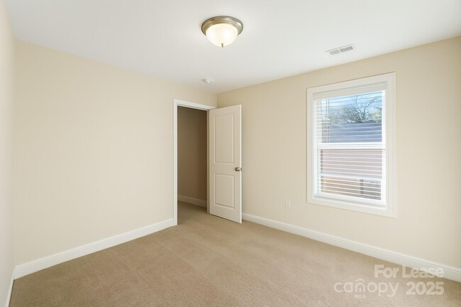 Building Photo - 3024 Seymour Dr