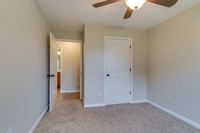 Building Photo - Beautiful 3bd 2 ba home with a large lot a...